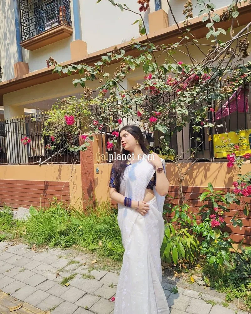 Nisha Hand cash payment in hotel college girl and house wife available