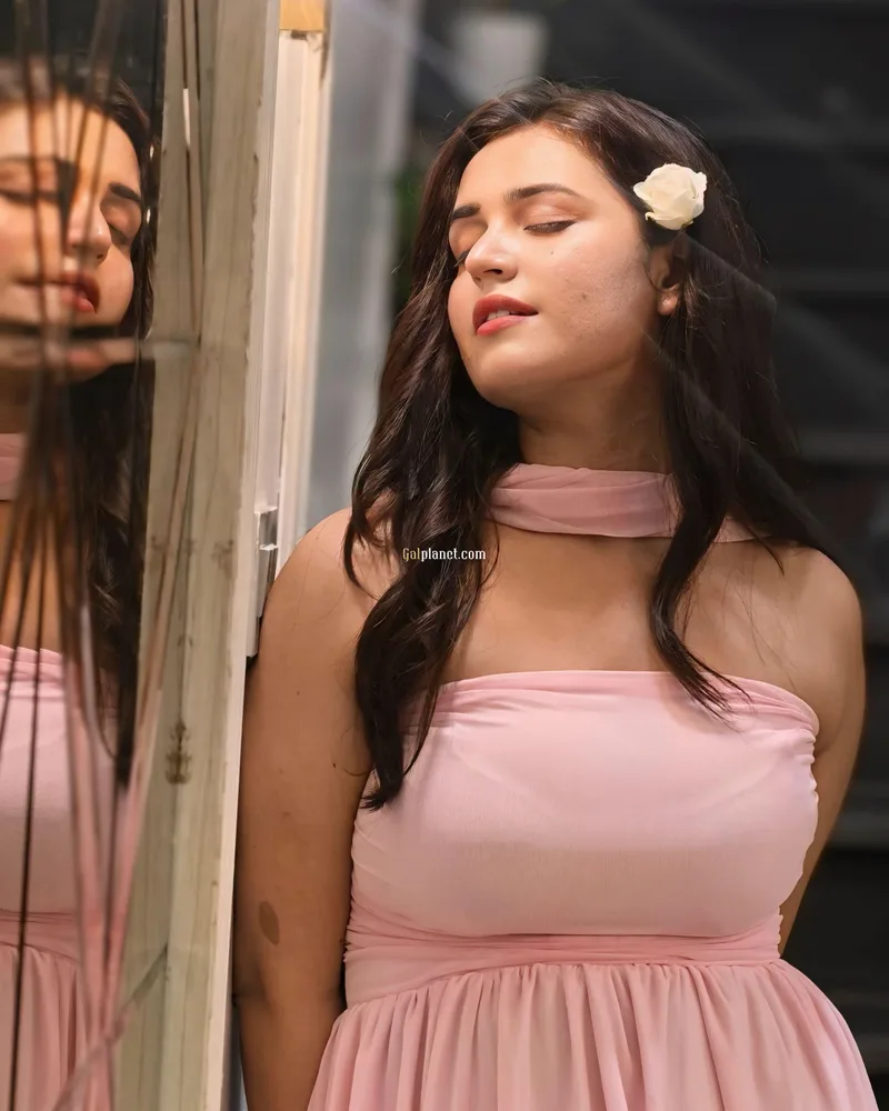 Shreya GENUINE SERVICE A-Level (5 star) Strip-tease BBBJ (Bareback Blo