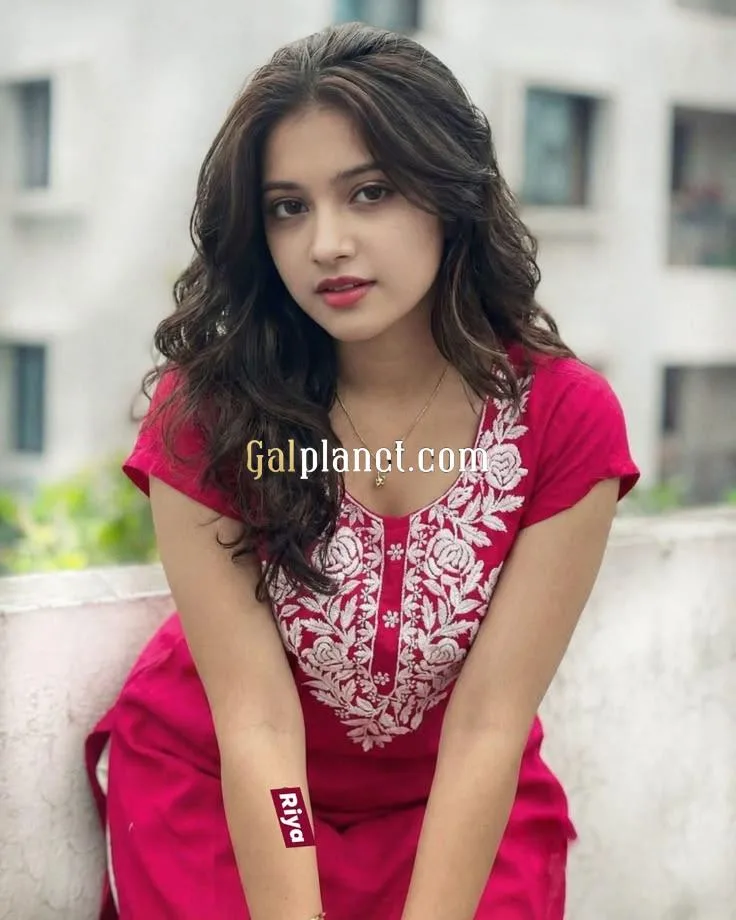 Ananya Pandey cash payment cash hand and genuine service