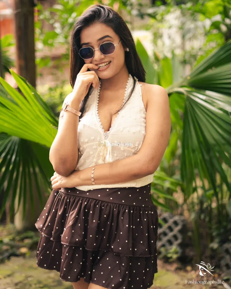 Nisha 𝟳𝟱𝟰𝟰𝟬𝟱𝟰𝟵𝟯𝟮 Sir, I only provide hotel and room service
