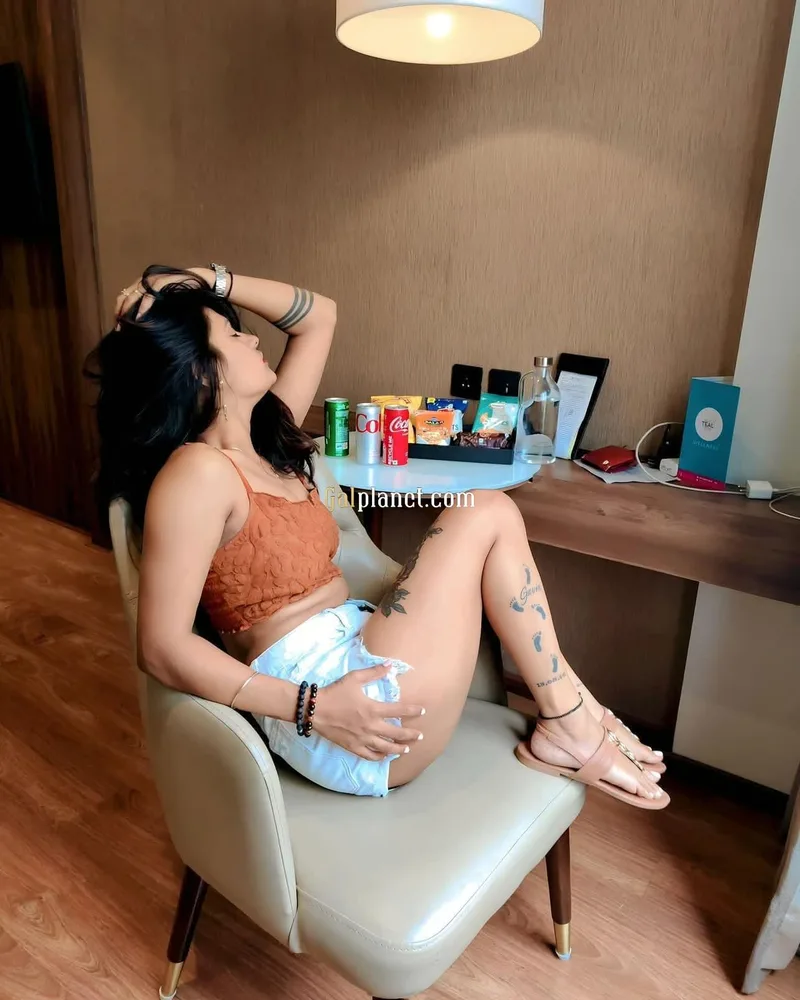 Hot and sexy educated call girls available in Dadar