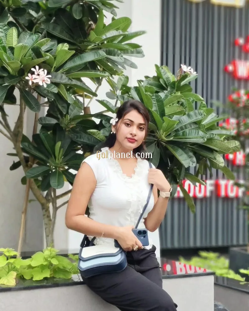 Nisha 𝟗𝟎𝟖𝟐𝟒𝟏𝟗𝟒𝟕𝟏 I will host you in my house safe and neat p