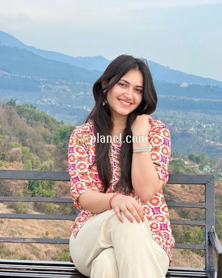 HELLO EVERYONE MY NAME IS DIVYA ✅ FULL SERVICE ✅HOT & only cash paymen