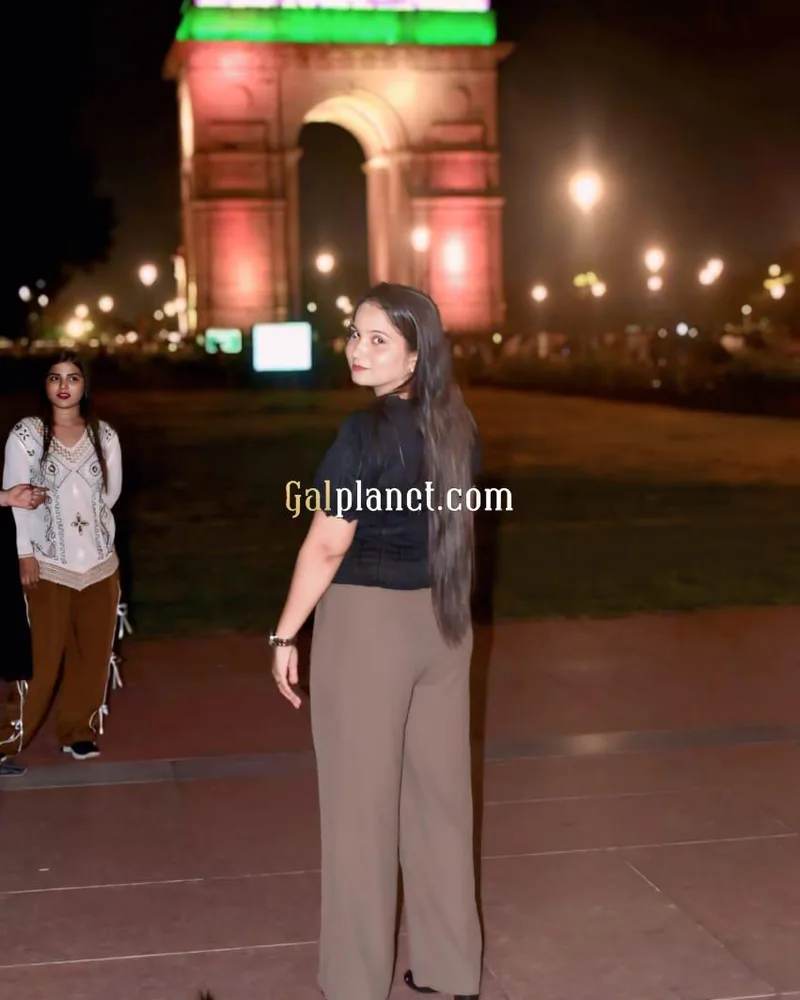 Priyanka Singh Saxena hot figure genuine model available