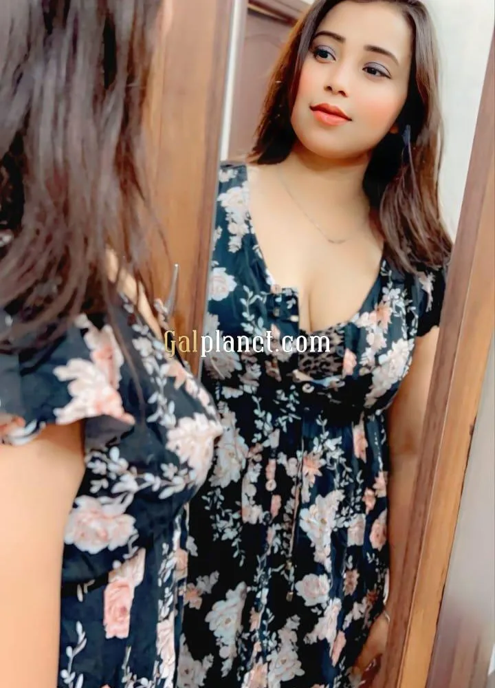 Varsha Call me guarantee same girl providing 24×7 DOORSTEP SERVICE AVA