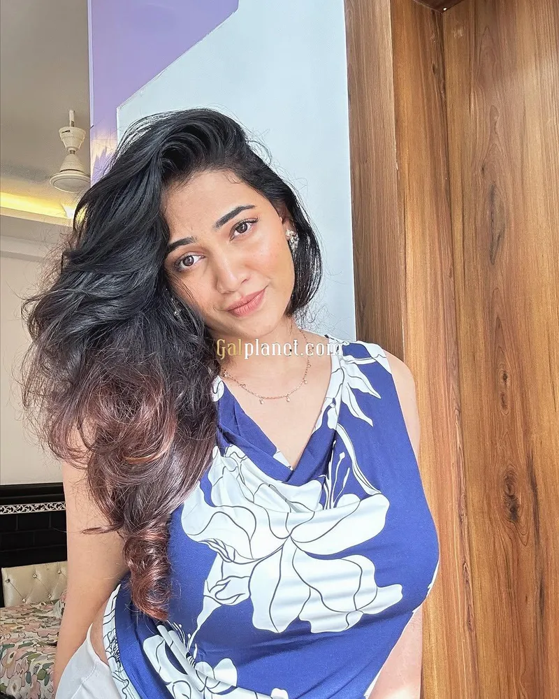Hello dear, I'm Nadia, and I belong to Agra. I work as a call girl and