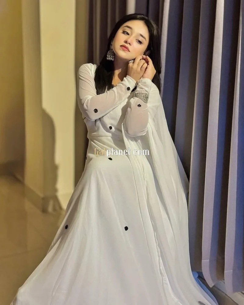 Nisha 𝟳𝟱𝟰𝟰𝟬𝟱𝟰𝟵𝟯𝟮 VIP Escorts Russian new model actress  Airh
