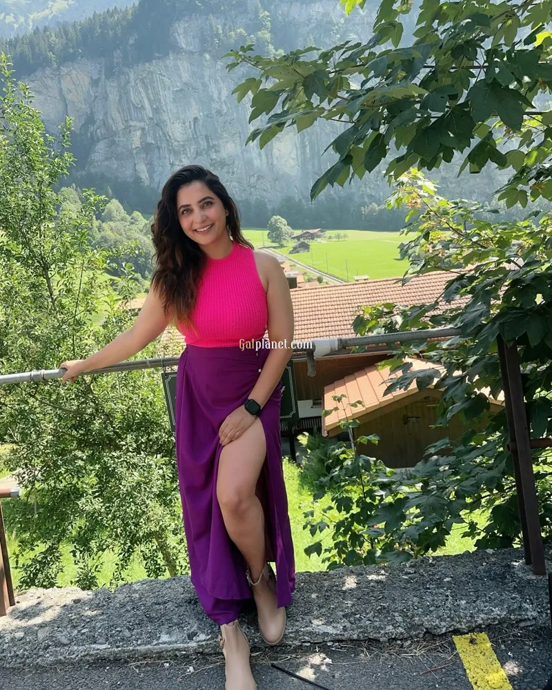 Nisha AVAILABLE FOR COMPLETE ENJOYMENT WITH HIGH PROFILE INDIAN MODEL
