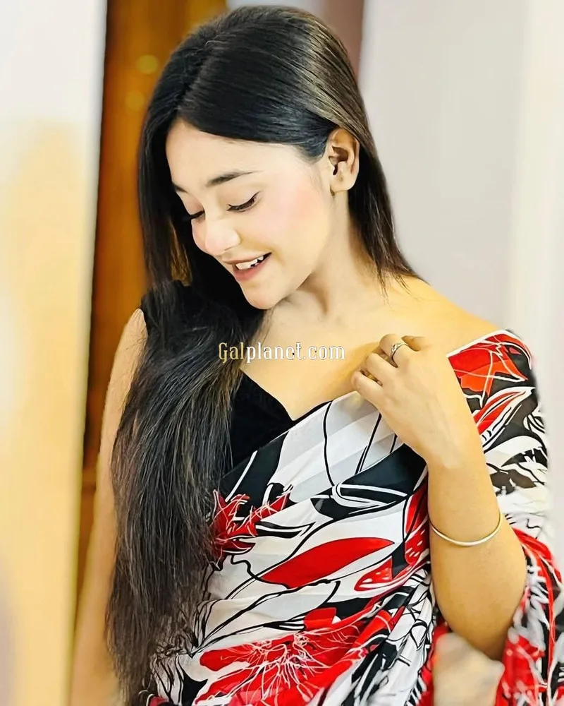 Hello guys, I am Nisha New and amazing 22 age