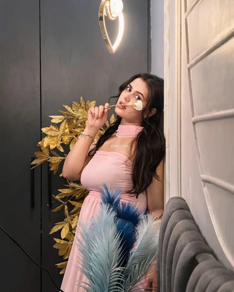 Shreya GENUINE SERVICE A-Level (5 star) Strip-tease BBBJ (Bareback Blo