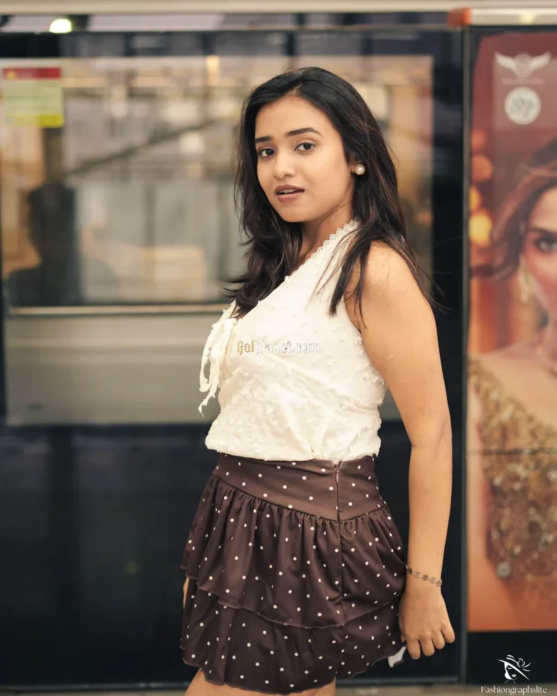 Nisha 𝟳𝟱𝟰𝟰𝟬𝟱𝟰𝟵𝟯𝟮 Sir, I only provide hotel and room service