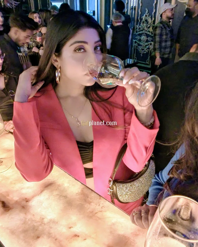 Cute Priya ( Meeting & Cam ) – Indian escort in Mumbai