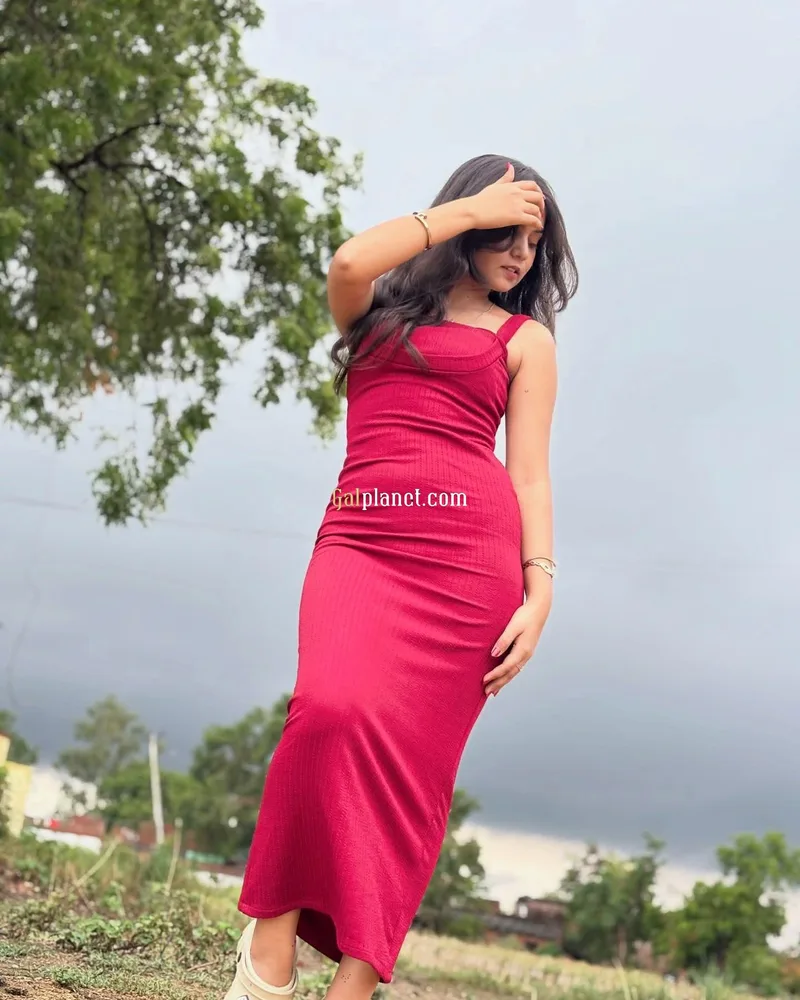 TOP VIP INDIPENDENT SONAKSHI AVAILABLE